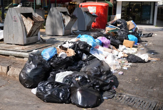 İzmir Karşıyaka'da Çöp Krizi Vatandaşları Harekete Geçirdi