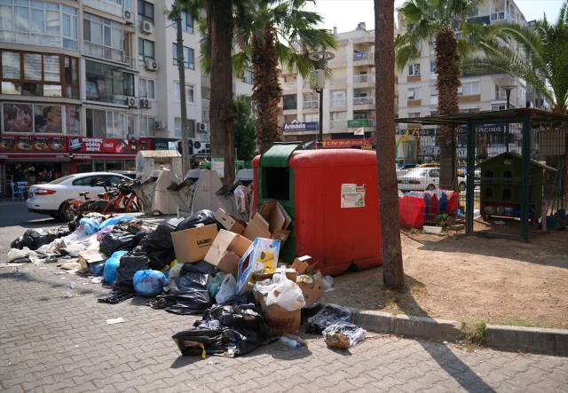 İzmir Karşıyaka'da Çöp Krizi Vatandaşları Harekete Geçirdi