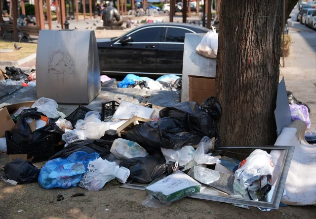 İzmir Karşıyaka'da Çöp Krizi Vatandaşları Harekete Geçirdi