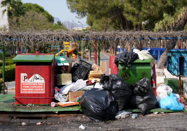 İzmir Karşıyaka'da Çöp Krizi Vatandaşları Harekete Geçirdi