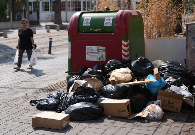 İzmir Karşıyaka'da Çöp Krizi Vatandaşları Harekete Geçirdi