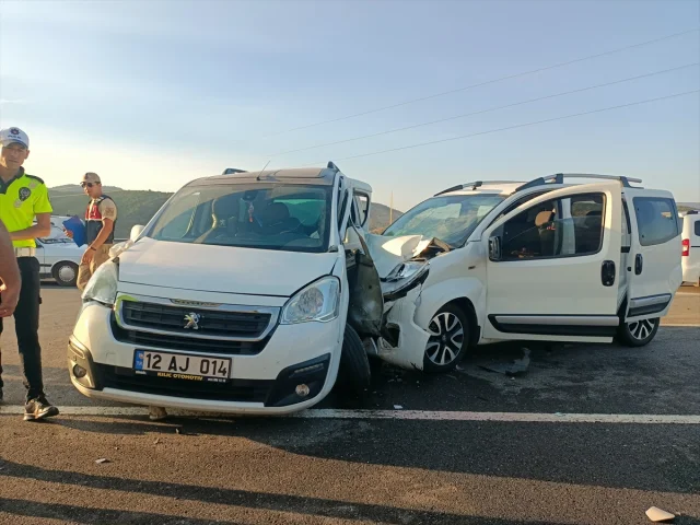 Bingöl'de Kara Yolunda İki Araç Çarpıştı: 11 Kişi Hastaneye...