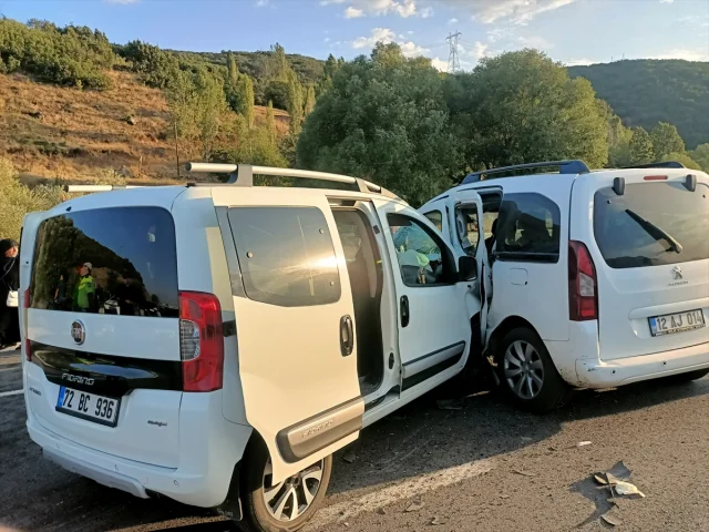 Bingöl'de Kara Yolunda İki Araç Çarpıştı: 11 Kişi Hastaneye Kaldırıldı
