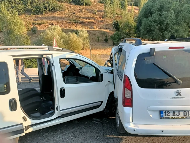 Bingöl'de Kara Yolunda İki Araç Çarpıştı: 11 Kişi Hastaneye Kaldırıldı