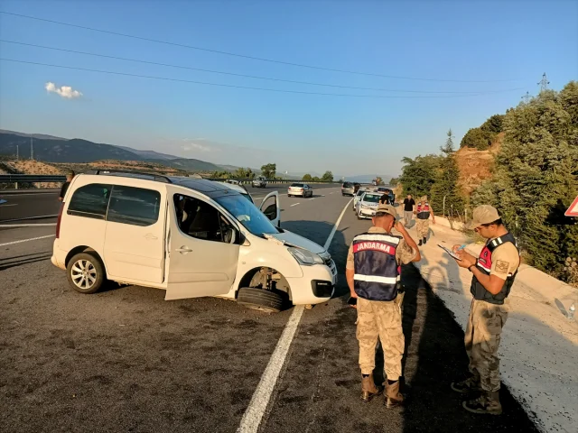 Bingöl'de Kara Yolunda İki Araç Çarpıştı: 11 Kişi Hastaneye Kaldırıldı