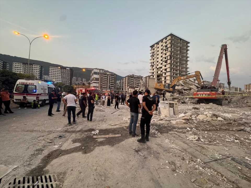 Kahramanmaraş'ta Yıkım Sırasında Ağır Hasarlı Bina İş Makinesinin Üzerine Düştü