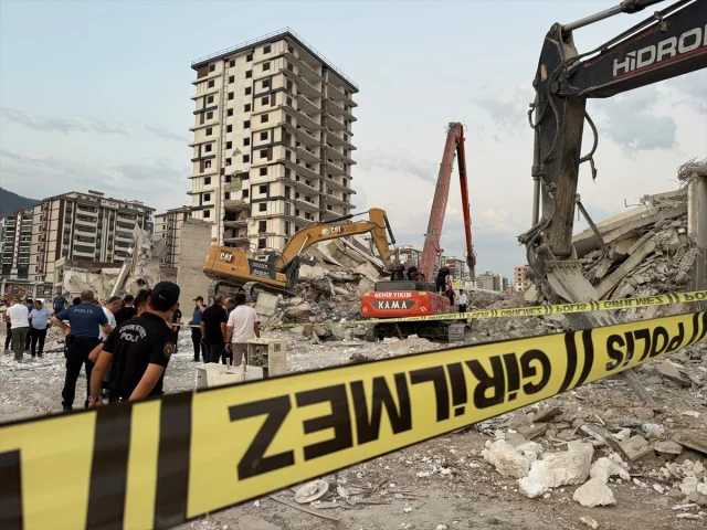 Kahramanmaraş'ta Yıkım Sırasında Ağır Hasarlı Bina İş Makinesinin Üzerine Düştü