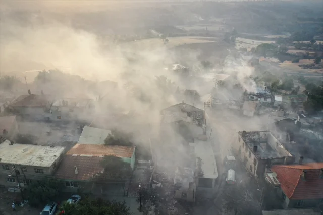 Çanakkale Bayramiç'te Orman Yangını Kontrol Altına Alınmaya Çalışılıyor
