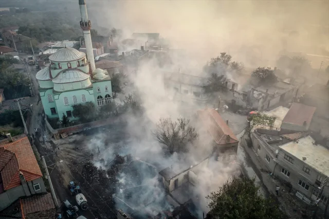 Çanakkale Bayramiç'te Orman Yangını Kontrol Altına Alınmaya Çalışılıyor