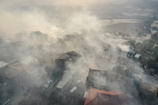 Çanakkale Bayramiç'te Orman Yangını Kontrol Altına Alınmaya Çalışılıyor