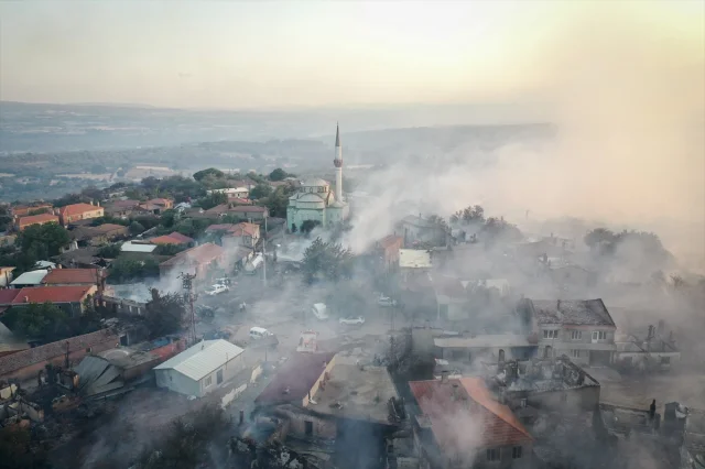 Çanakkale Bayramiç'te Orman Yangını Kontrol Altına Alınmaya Çalışılıyor