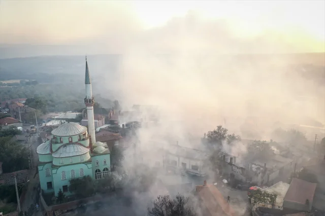 Çanakkale Bayramiç'te Orman Yangını Kontrol Altına Alınmaya Çalışılıyor