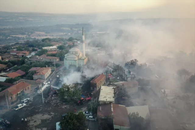 Çanakkale Bayramiç'te Orman Yangını Kontrol Altına Alınmaya Çalışılıyor