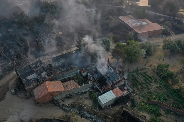 Çanakkale Bayramiç'te Orman Yangını Kontrol Altına Alınmaya Çalışılıyor