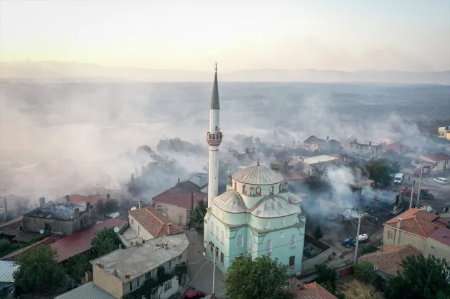 Çanakkale Bayramiç'te Orman Yangını Kontrol Altına Alınmaya Çalışılıyor