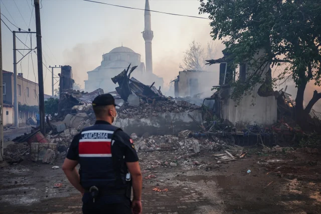 Çanakkale Bayramiç'te Orman Yangını Kontrol Altına Alınmaya Çalışılıyor