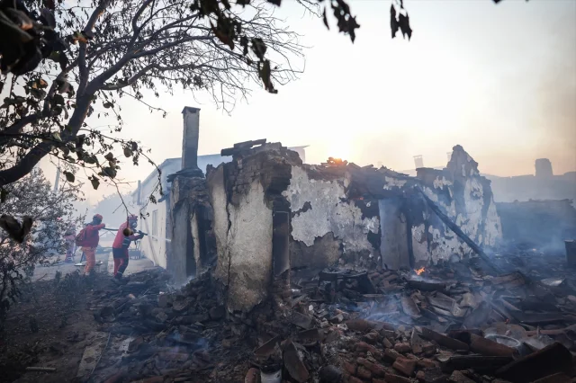 Çanakkale Bayramiç'te Orman Yangını Kontrol Altına Alınmaya Çalışılıyor