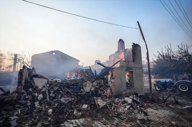 Çanakkale Bayramiç'te Orman Yangını Kontrol Altına Alınmaya Çalışılıyor