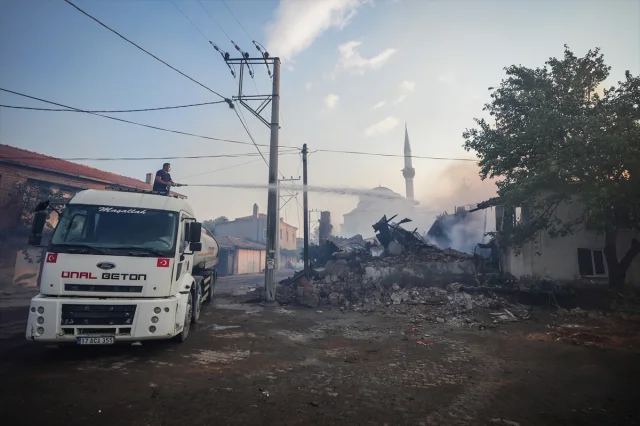Çanakkale Bayramiç'te Orman Yangını Kontrol Altına Alınmaya Çalışılıyor