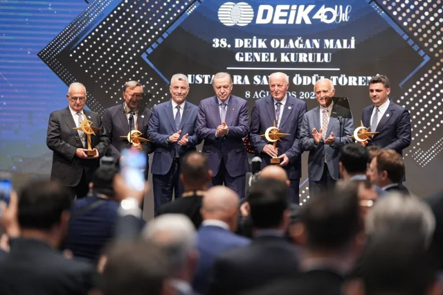 Cumhurbaşkanı Erdoğan DEİK Genel Kurulu'nda Ekonomik Büyüme ve Demokrasi Vurgusu Yaptı