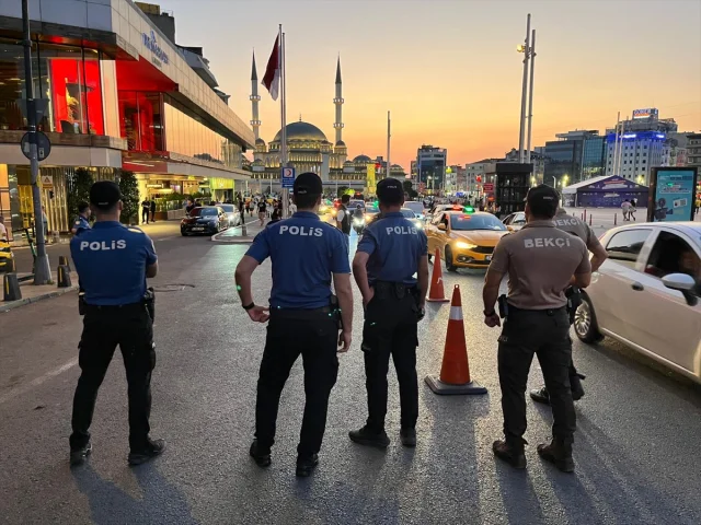 İstanbul'da Huzur Operasyonu: Polis Ekiplerinden Geniş Kapsa...