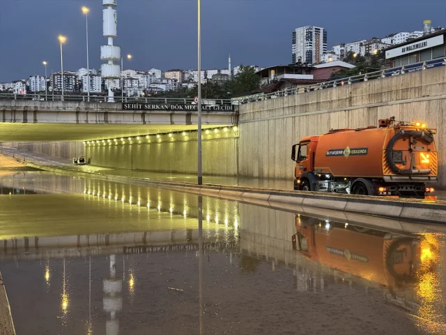 Ankara'da Aniden Başlayan Sağanak Omuz Omuzaydı