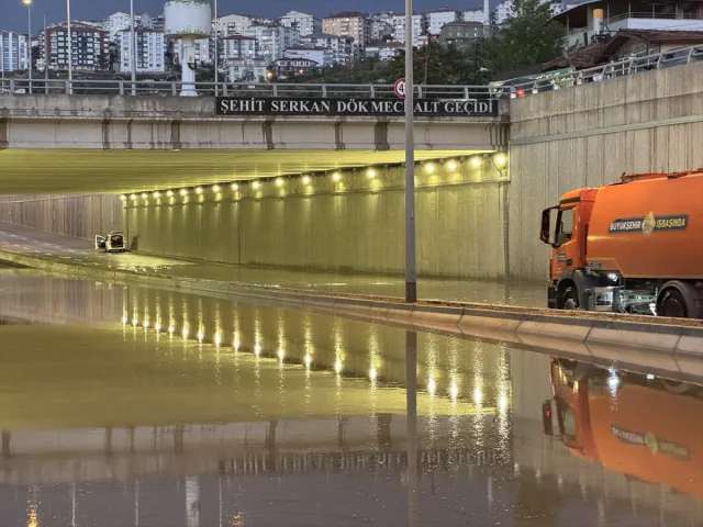 Ankara'da Aniden Başlayan Sağanak Omuz Omuzaydı
