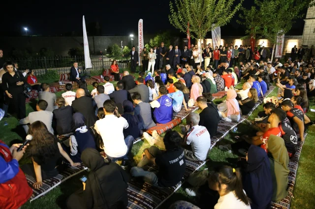 Diyarbakır'da Gençlik Buluşması: Bakan Bak'ın Konuşması ve Vizyonu
