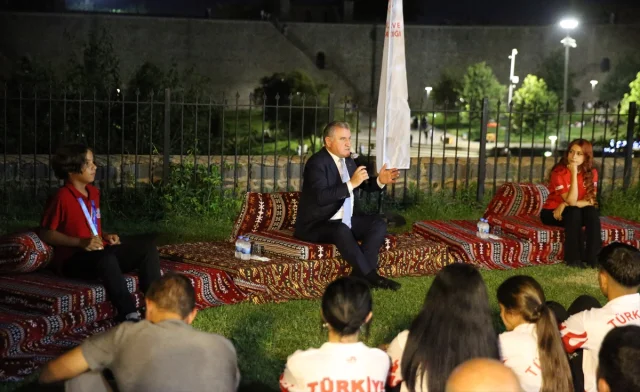 Diyarbakır'da Gençlik Buluşması: Bakan Bak'ın Konuşması ve Vizyonu
