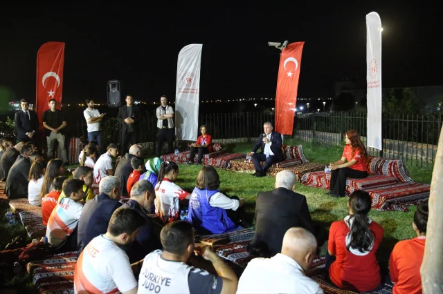 Diyarbakır'da Gençlik Buluşması: Bakan Bak'ın Konuşması ve Vizyonu
