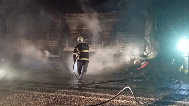 Siirt'te Dramatik Yangın Buğday Yüklü Tır Kullanılamaz Durum...