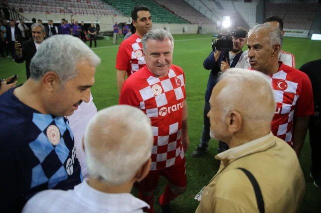 Gençlik ve Spor Bakanı Osman Aşkın Bak Diyarbakır'da Etkileyici Maçta Sahaya Çıktı
