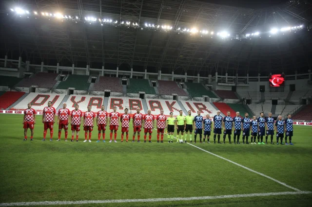 Gençlik ve Spor Bakanı Osman Aşkın Bak Diyarbakır'da Etkileyici Maçta Sahaya Çıktı