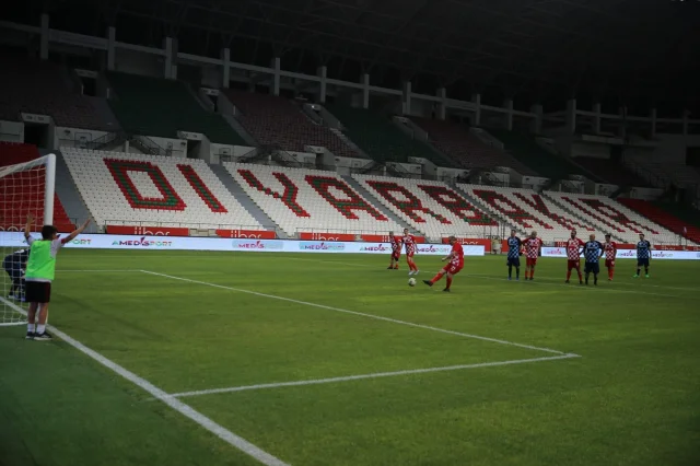 Gençlik ve Spor Bakanı Osman Aşkın Bak Diyarbakır'da Etkileyici Maçta Sahaya Çıktı
