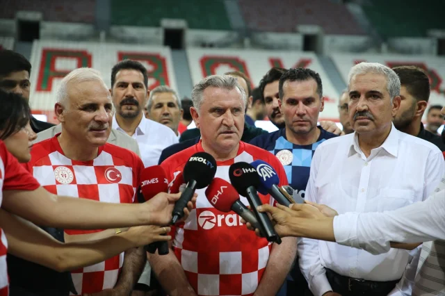 Gençlik ve Spor Bakanı Osman Aşkın Bak Diyarbakır'da Etkileyici Maçta Sahaya Çıktı