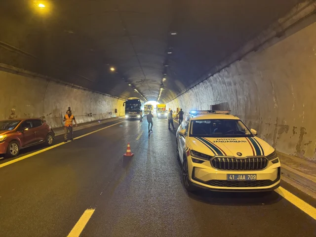 Anadolu Otoyolu'nda Trafik Kazası Kaosa Yol Açtı