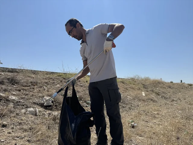 Karaman'da Akademisyen Çevre Bilinci İçin Çöpleri Topladı