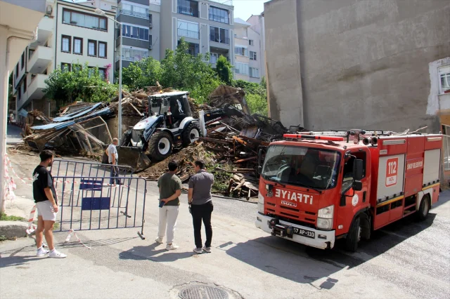 Sinop'ta Terk Edilen Tarihi Bina Çöktü İzleyenler Endişeli