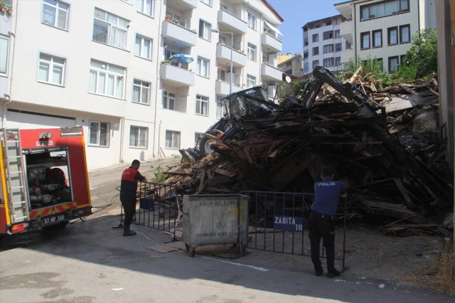 Sinop'ta Terk Edilen Tarihi Bina Çöktü İzleyenler Endişeli