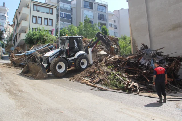Sinop'ta Terk Edilen Tarihi Bina Çöktü İzleyenler Endişeli