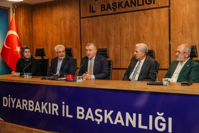 Gençlik ve Spor Bakanı Osman Aşkın Bak'ın Diyarbakır Mesajları