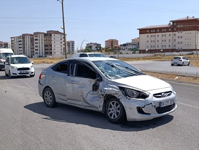 Sivas'ta Trafik Kazası 6 Kişiyi Yaraladı
