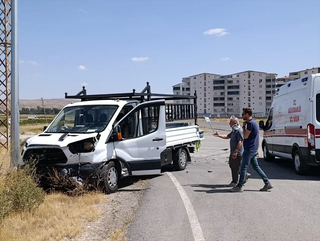Sivas'ta Trafik Kazası 6 Kişiyi Yaraladı