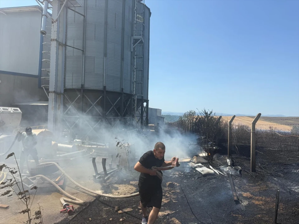 Edirne'de anız yangını çeltik fabrikasına ulaşmadan kontrol altına alındı