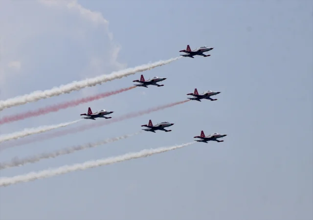 Türk Yıldızları Trabzon Semalarında Coşkuyla Karşılandı