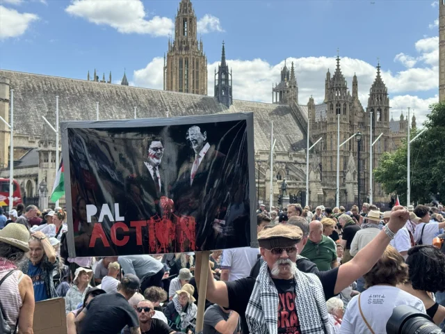Londra'da Tartışmalı Protesto 200 Kişilik Gözaltıyla Sonuçlandı