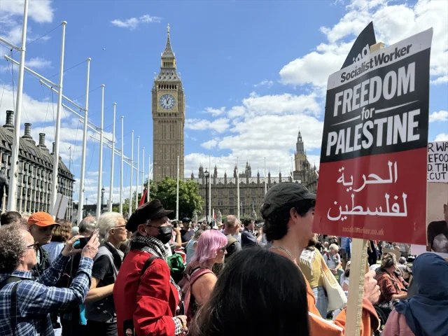 Londra'da Tartışmalı Protesto 200 Kişilik Gözaltıyla Sonuçlandı