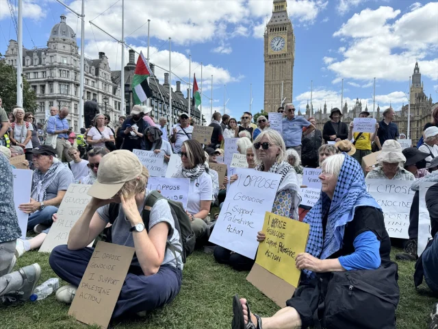 Londra'da Tartışmalı Protesto 200 Kişilik Gözaltıyla Sonuçlandı