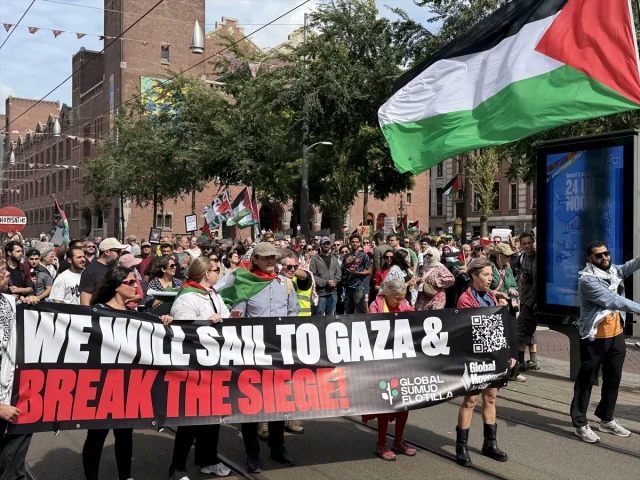 Amsterdam'da Filistin İçin Güçlü Destek Gösterisi