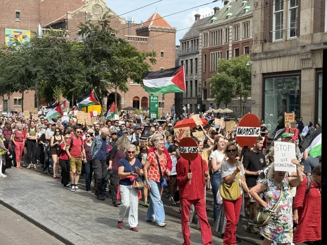 Amsterdam'da Filistin İçin Güçlü Destek Gösterisi